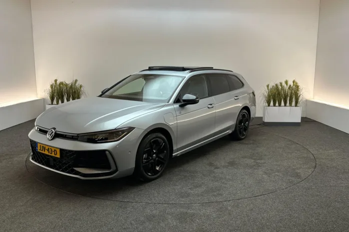 Volkswagen Passat Variant 1.5 eHybrid 204pk DSG R-Line Edition | Panoramadak, Trekhaak Zwenkbaar, Park Assist |